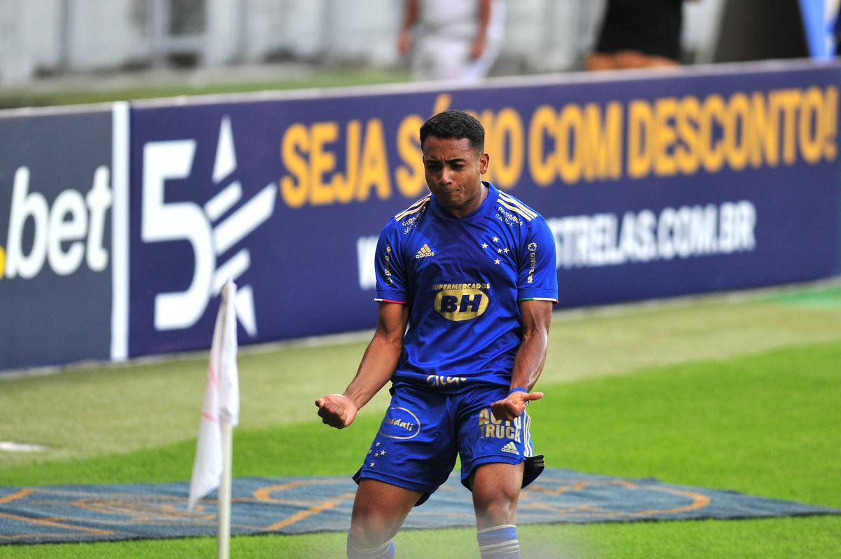 Airton marcou o gol do Cruzeiro no clssico contra o Atltico, depois de grande jogada pela esquerda