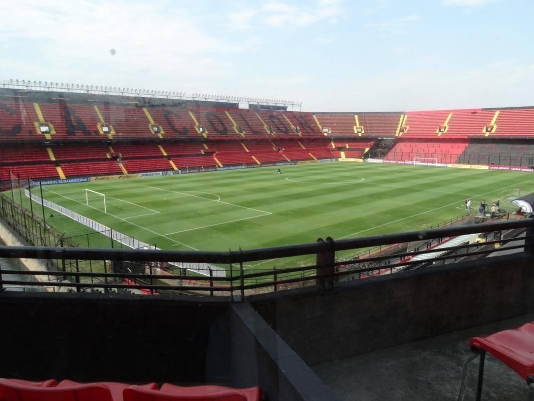 Construdo em 1946, o Cemitrio de Elefantes foi onde o Coln venceu o Santos de Pel, a Seleo Argentina, o Pearol, ento campeo mundial, e os poderosos River Plate e Boca Juniors