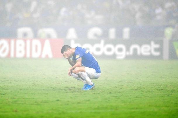 No segundo tempo, Cruzeiro no conseguiu a reao, levou bola na trave e ainda perdeu um pnalti com o meia Thiago Neves. Torcida se revoltou e atirou sinalizadores em campo