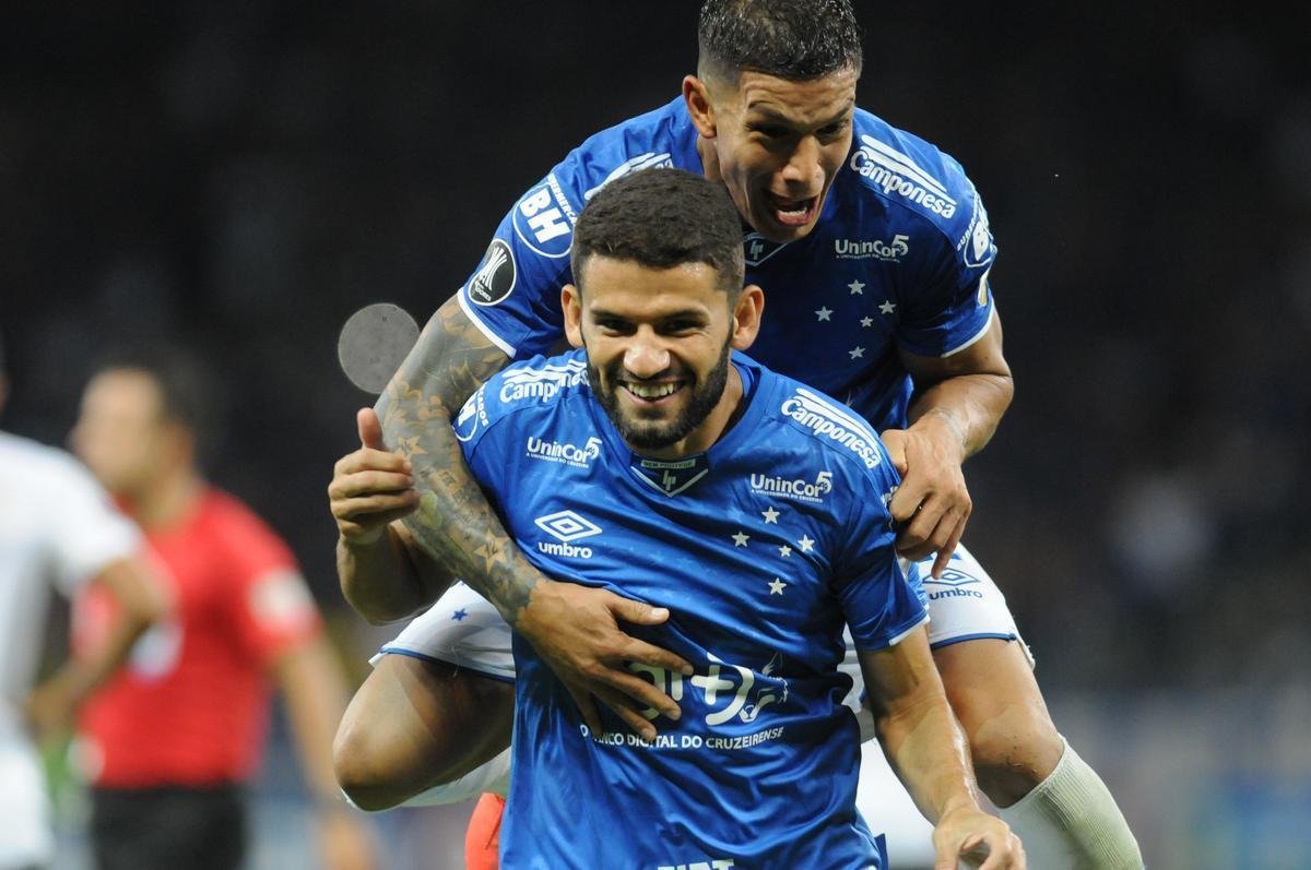 Fotos do jogos entre Cruzeiro e Deportivo Lara no Mineiro