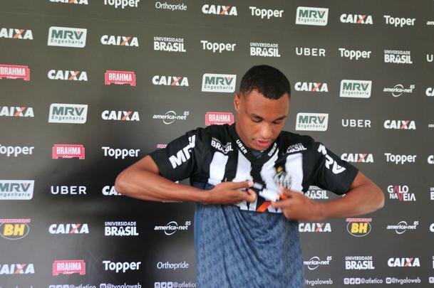 Fotos da apresentao e primeiro treino de Leandrinho no Atltico