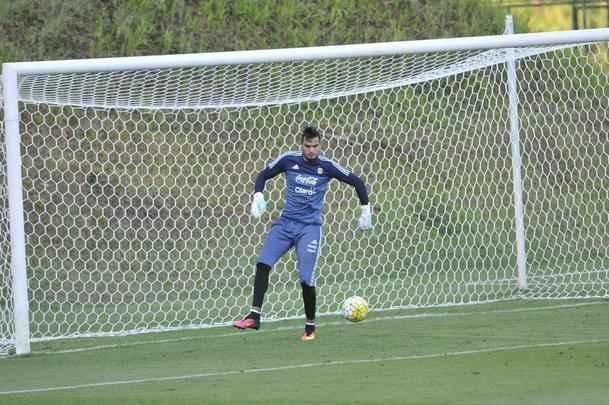 Seleo Argentina treinou nesta tera na Cidade do Galo com Lionel Messi. O craque cobrou faltas, afiou a pontaria e, em seguida, deixou a atividade mais cedo para se poupar. Na parte final, o tcnico Bauza orientou um trabalho em campo reduzido