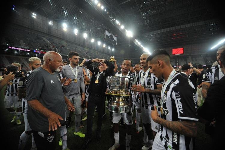 Atltico ergue a taa e festeja bi da Copa do Brasil