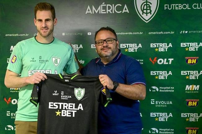 O goleiro Mateus Pasinato e o atacante Mikael foram apresentados pelo Amrica nessa quinta-feira (3/2), no CT Lanna Drumond