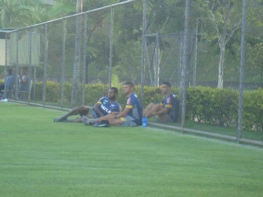 Thiago Neves acompanha treino do Cruzeiro na companhia de zagueiro Ded e de atacante Judivan