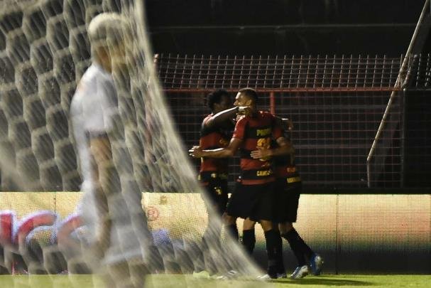De virada e com gols de Hernane e Guilherme, o Sport reencontrou o caminho das vitórias, diante do Paraná, na Ilha do Retiro, pela 31ª rodada da Série B