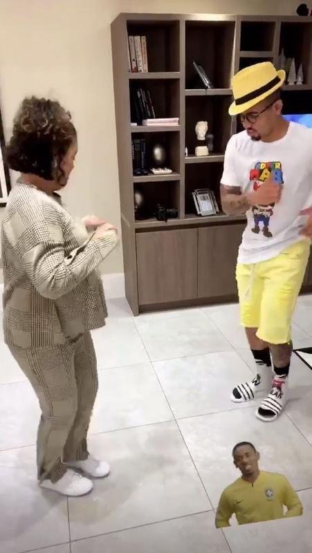 Gabriel Jesus passou a virada em casa. E na zoeira!