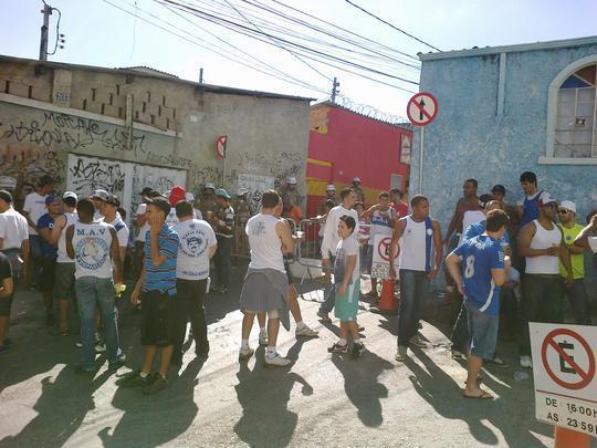 Torcedores do Cruzeiro na chegada ao Independncia (Rua Ismnia Tunes, no Horto)