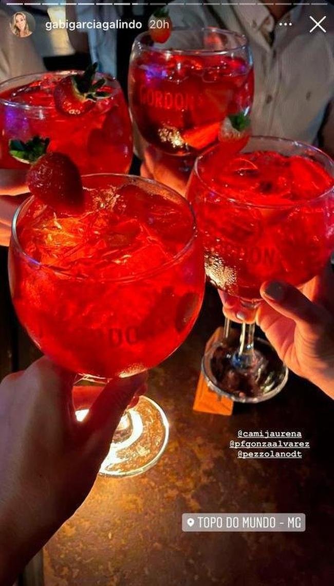 O tcnico do Cruzeiro, Paulo Pezzolano, e o preparador fsico de sua comisso, Gonzalo lvarez, aproveitaram para conhecer o restaurante Topo do Mundo, na Torre Altavila, em Nova Lima, na Regio Metropolitana de Belo Horizonte. A foto foi publicada pela esposa do treinador, Gabi Garcia, no Instagram