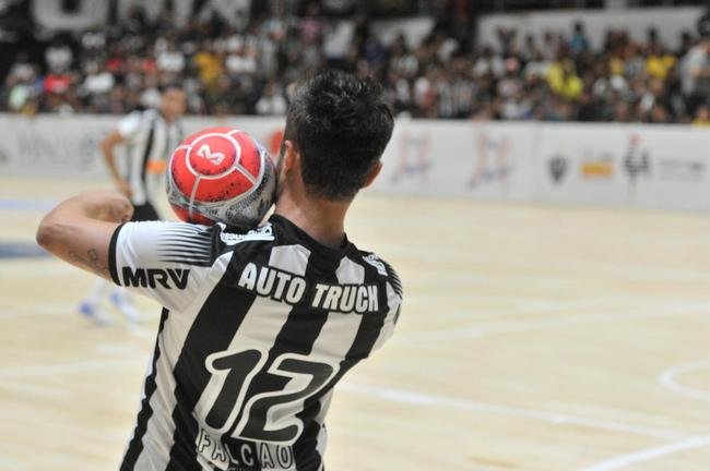 Jogo festivo e solid�rio reuniu craques do futsal mineiro em BH