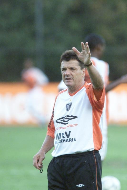 Jair Picerni - Como treinador do Atltico, Jair Picerni participou de 20 jogos na temporada de 2004. O desempenho foi abaixo do esperado. Por isso, foi demitido em menos de trs meses de trabalho. Foram quatro vitrias, oito empates e oito derrotas.
