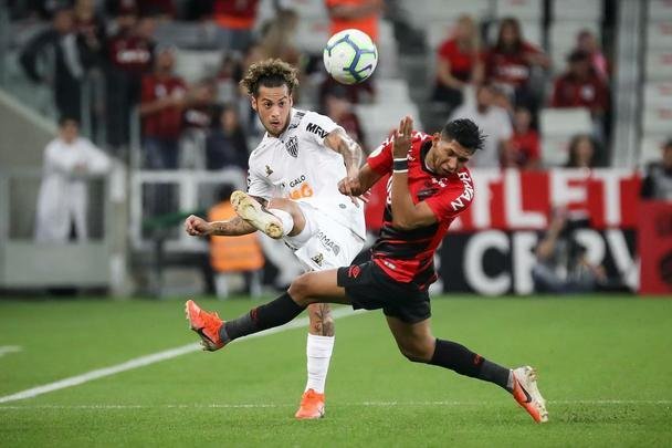 Galo perdeu muitas chances e acabou tropeando em Curitiba