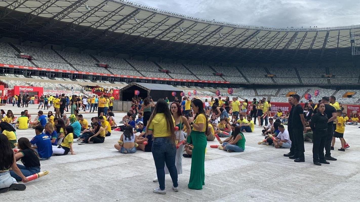 No Mineiro, torcedores assistem ao jogo entre Brasil x Srvia pela Copa do Mundo do Catar