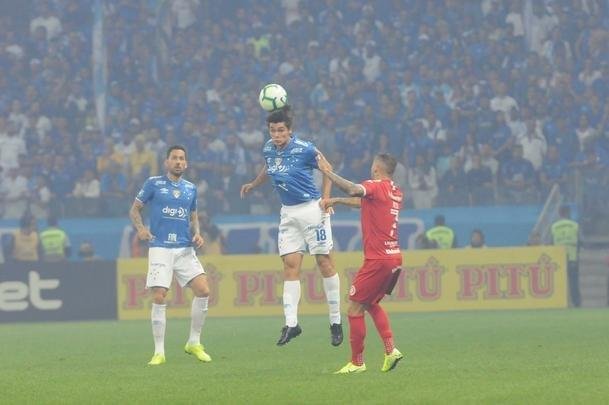 Fotos do primeiro tempo do duelo entre Cruzeiro e Internacional, no Mineiro, pela semifinal da Copa do Brasil