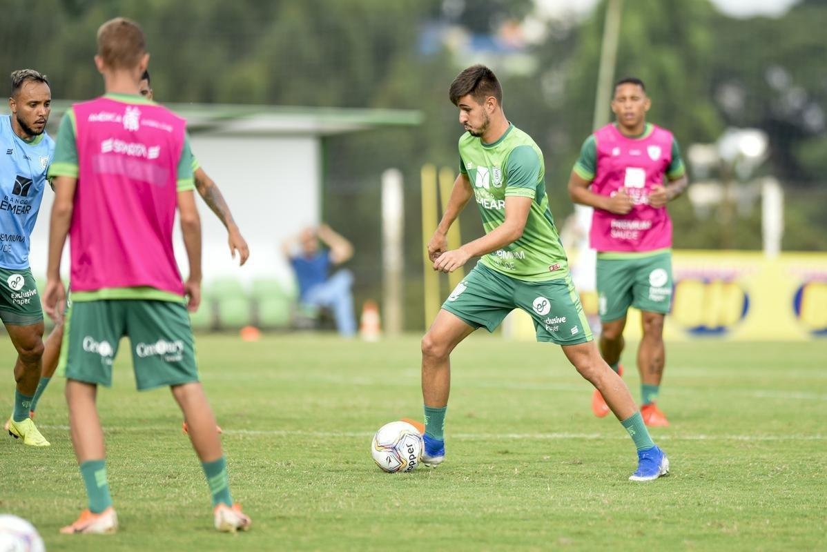 Lisca foi apresentado, conversou com jogadores e assistiu ao treino do América