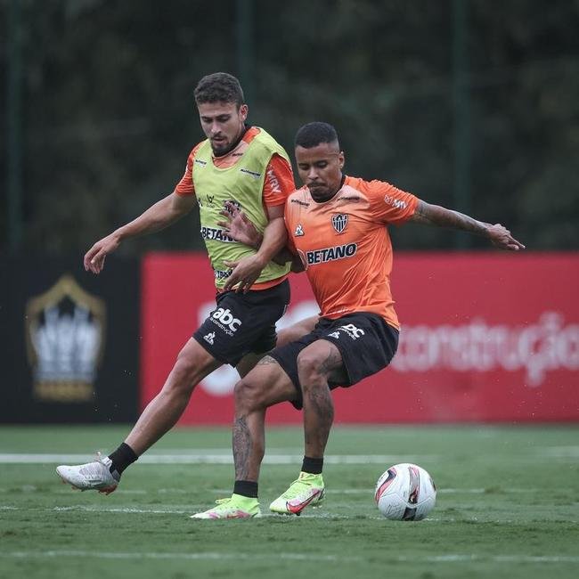 O Atltico realizou, nesta quinta-feira (10), a primeira atividade visando o clssico com o Amrica, vlido pela 5 rodada do Campeonato Mineiro. Com titulares em campo, o time de 'El Turco' Mohamed trabalhou para o confronto que ser disputado s 16h30 do sbado (12), no Estdio Independncia, em Belo Horizonte.