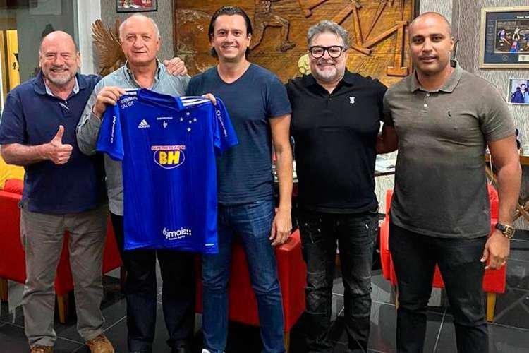 16- Sai Ney Franco, entra Felipo (outubro): quatro dias aps a reeleio, Srgio Rodrigues anunciou a demisso do tcnico Ney Franco em decorrncia da srie de maus resultados agravada com o empate por 0 a 0 diante do lanterna Oeste, na Arena Barueri, na Grande So Paulo. Depois de receber negativas de Lisca, do Amrica, e Umberto Louzer, da Chapecoense, o Cruzeiro aceitou as condies exigidas por Luiz Felipe Scolari e assinou contrato at dezembro de 2022, com direito a multa rescisria de R$ 10 milhes. Felipo j havia trabalhado no clube entre julho de 2000 e junho de 2001, quando ganhou a Copa Sul-Minas e teve as portas abertas para treinar a Seleo Brasileira.