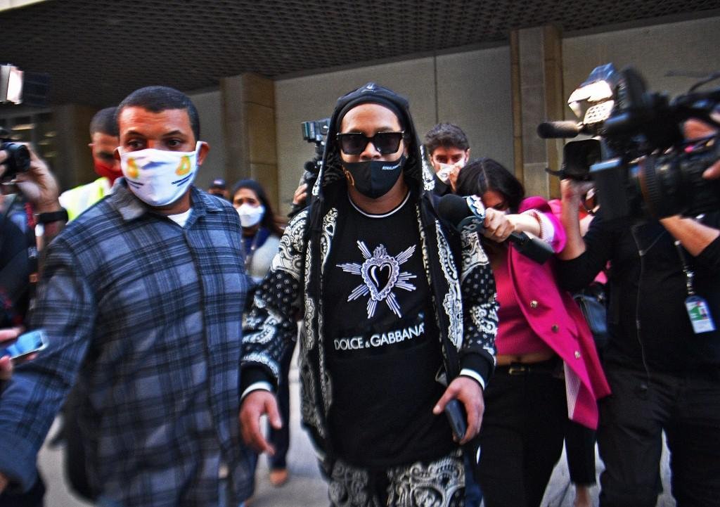 Após 171 dias no Paraguai, onde ficaram presos, Ronaldinho Gaúcho e seu irmão, Assis, chegaram ao Rio de Janeiro nesta terça-feira em um jatinho