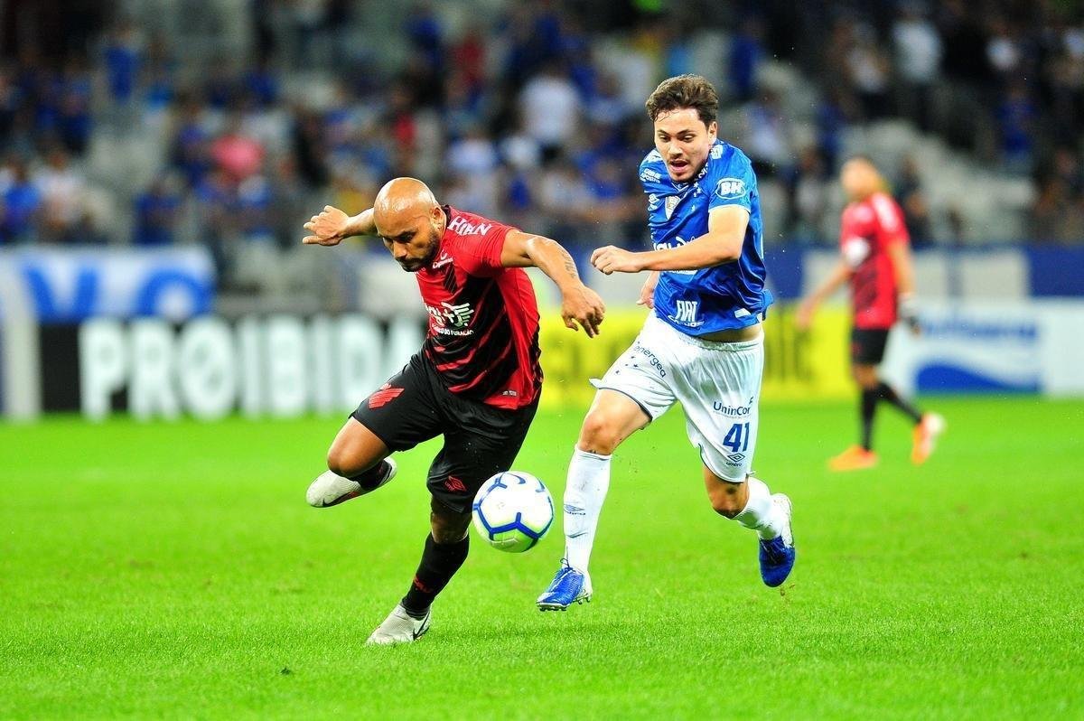Lances do primeiro tempo de Cruzeiro x Athletico-PR, no Mineiro, pela 12 rodada do Brasileiro; time paranaense saiu na frente na etapa inicial com gol de pnalti do lateral Jonathan