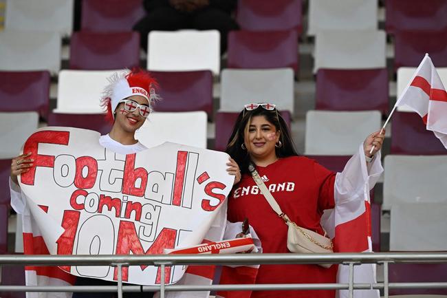 Os torcedores de Inglaterra e Irã no primeiro jogo do Grupo B na Copa do Mundo.