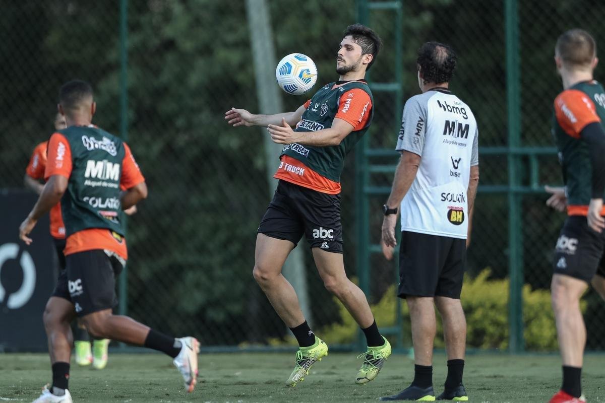 Com Guilherme Arana de volta, Cuca comanda atividade na Cidade do Galo