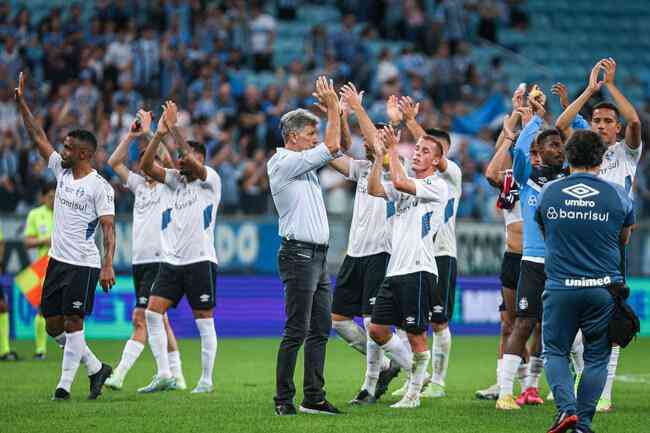 Jogadores do Grêmio comemoram vitória de virada sobre o São Paulo na última rodada