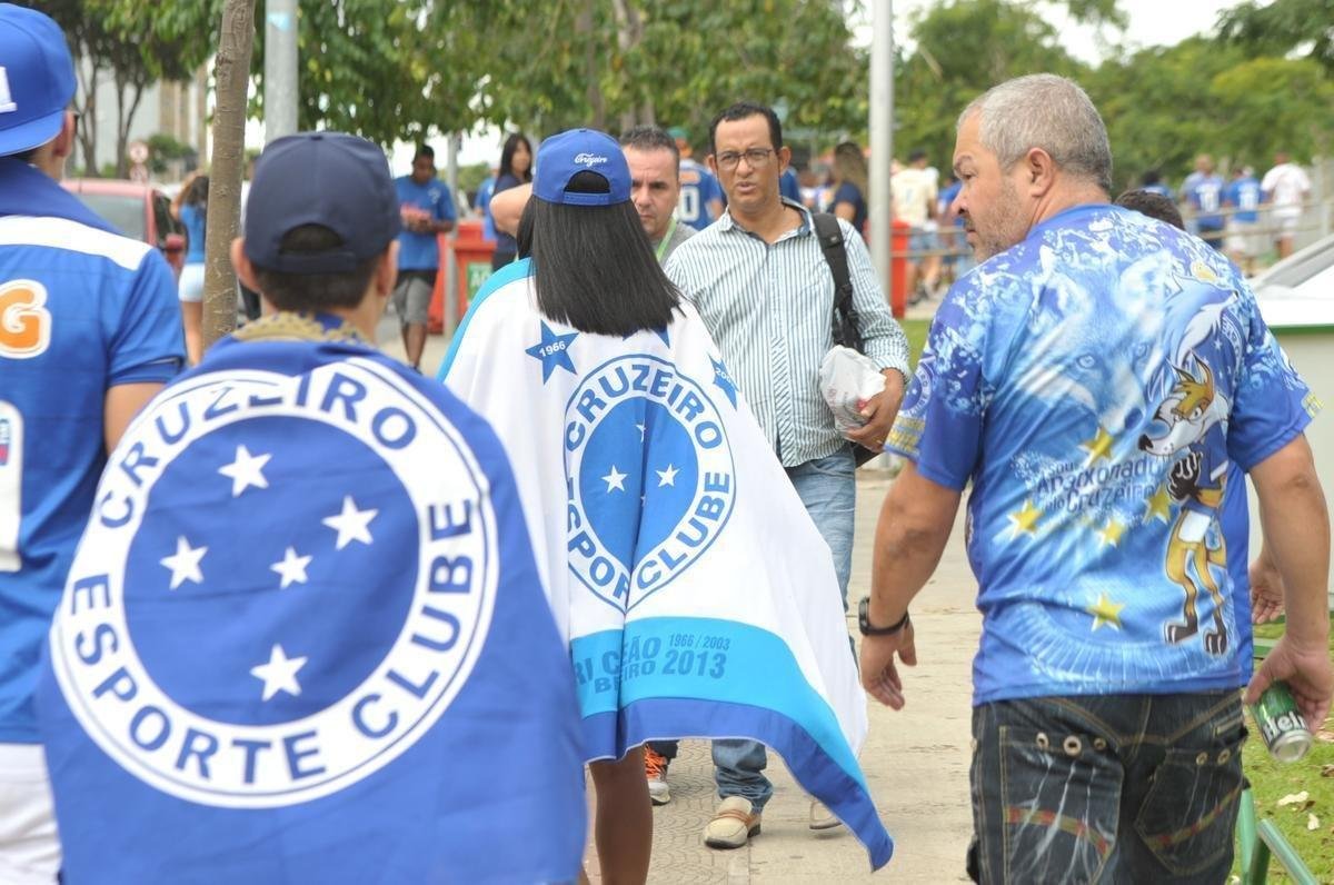 Fotos da torcida do Cruzeiro no primeiro clssico da final do Mineiro, contra o Atltico, no Mineiro