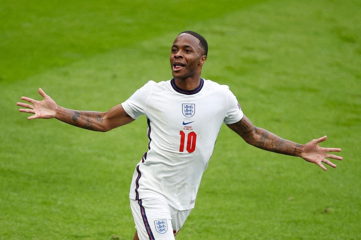 Fotos do gol de Sterling, da Inglaterra, sobre a Alemanha, em Wembley. Ingleses venceram por 2 a 0 e avanaram s quartas de final da Eurocopa