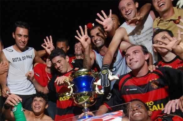 Magro comemora o tetracampeonato pernambucano pelo Sport, em 2009