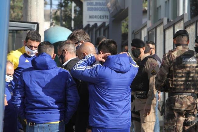A delegao do Boca Juniors foi liberada da Central de Flagrantes 4  (CEFLAN 4) da Polcia Civil, no bairro Alpio de Melo, regio Noroeste de Belo Horizonte, por volta das 12h desta quarta-feira. Jogadores e membros da comisso tcnica da equipe argentina ficaram na delegacia por cerca de 12 horas para esclarecimentos sobre a confuso no Mineiro aps a eliminao diante do Atltico, nos pnaltis, pelas oitavas de final da Copa Libertadores da Amrica.