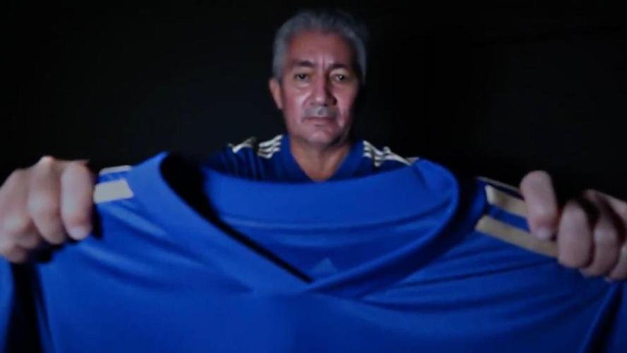 Ex-lateral Nonato apresenta a nova camisa do Cruzeiro