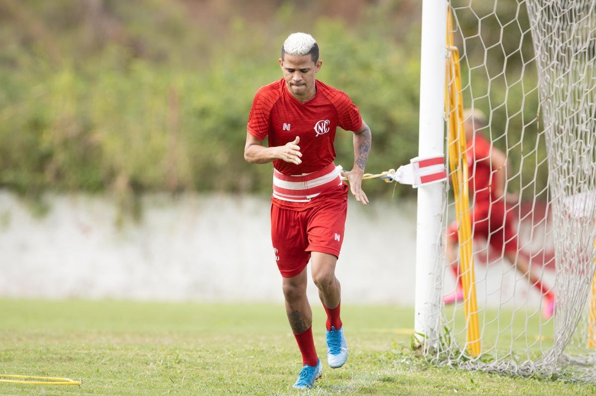 Jogadores do Náutico seguem trainando no CT Wilson Campos, sob a supervisão do técnico Gimar Dal Pozzo. Atletas e membros da comissão técnica são submetidos às medidas de saúde para evitar o contato e gerar possível foco de Covid-19.