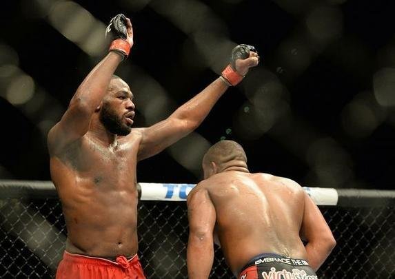 Jon Jones (bermuda vermelha) venceu Daniel Cormier por decisão unânime e manteve o cinturão