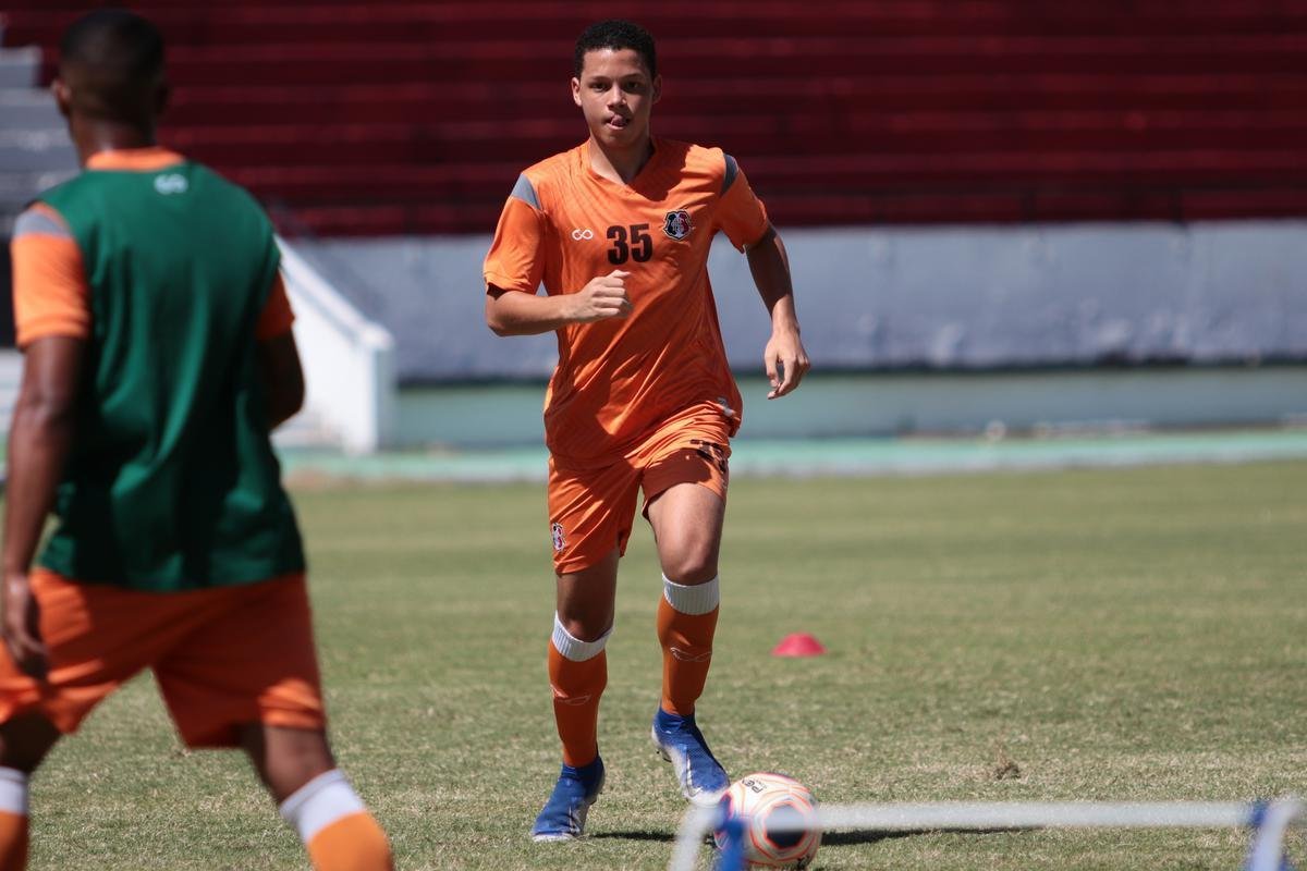 Jogadores do Santa Cruz treinaram no estádio do Arruda, já apresentando trabalhos com bola no gramado, sob a supervisão do técnico Itamar Schülle. Todos os atletas e os membros da comissão técnica seguem submetidos às medidas de afastamento social.