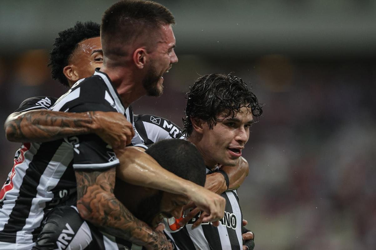 Diego Costa e Hulk marcaram os gols da vitria do Atltico por 2 a 1 sobre o Fortaleza, no Castelo