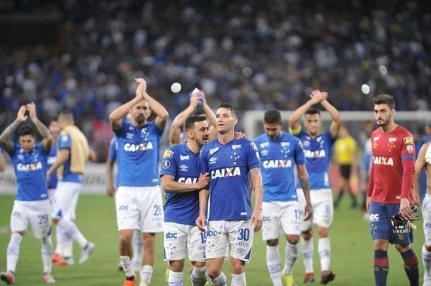 Aliviados com a classificao, jogadores do Cruzeiro fizeram festa com a torcida, no Mineiro