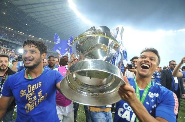 Depois da vitria por 5 a 3 nos pnaltis, que teve Fbio como heri, jogadores e comisso tcnica comemoraram muito no gramado do Mineiro. Capito Henrique ergueu a taa do penta no Gigante