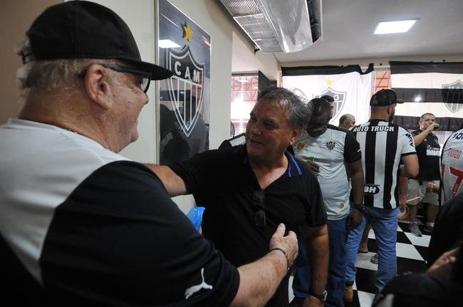 GaloCuia, nesse sbado (19), reuniu dezenas de atleticanos em 'concentrao' para a Supercopa do Brasil contra o Flamengo. As equipes se enfrentam no domingo, na Arena Pantanal, em busca do primeiro trofu da temporada 2022.