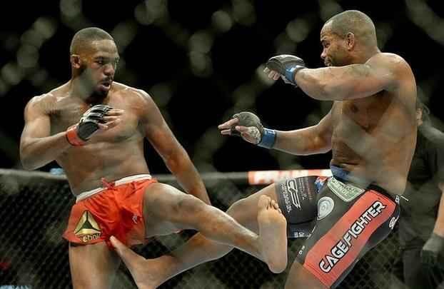 Jon Jones (bermuda vermelha) venceu Daniel Cormier por decisão unânime e manteve o cinturão