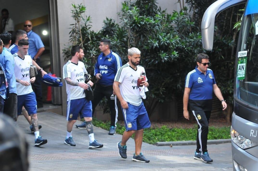 Jogadores da Argentina embarcam rumo ao treino no Independência