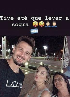 Michael ao lado da namorada e da sogra, na Argentina