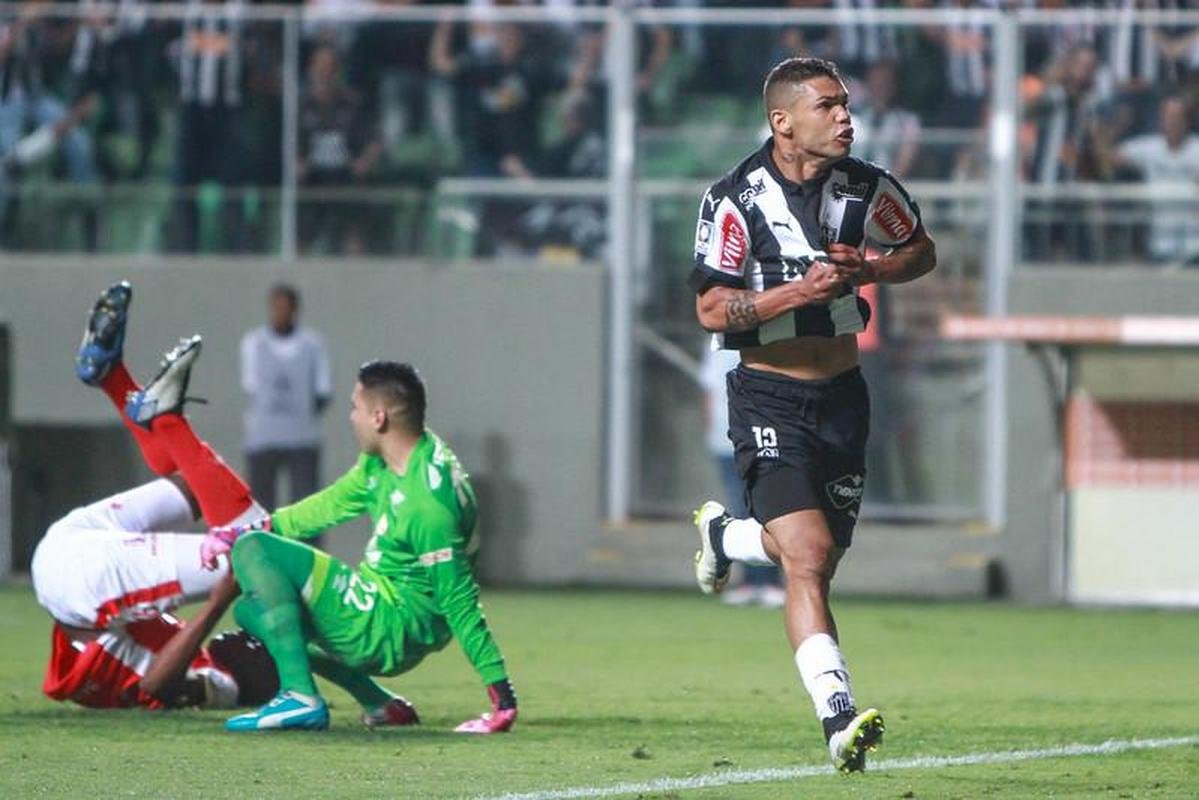 Revelado pelo Atltico em 2013, Carlos permaneceu no clube at 2018, quando foi para o Rio Ave, de Portugal