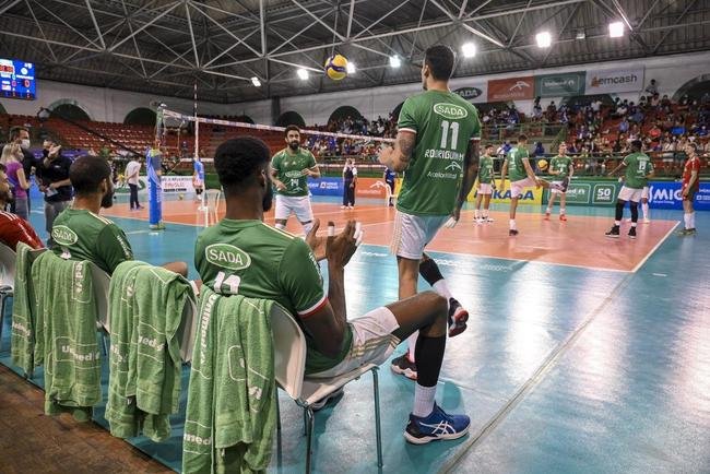 Cruzeiro se garantiu na decis�o do Sul-Americano de V�lei ao bater os argentinos do Policial Voley por 3 sets a 0, neste s�bado (5), no Gin�sio do Riacho, em Contagem. As parciais foram de 25/20, 29/27 e 25/16