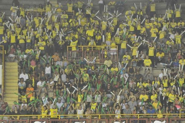 Veja fotos das torcidas na deciso da Superliga Feminina no Mineirinho