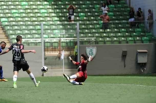 Rafael Silva marcou gol sobre rival e comemorou imitando galinha