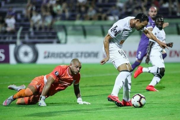 Imagens da partida entre Defensor e Atlético, em Montevidéu, pela Libertadores