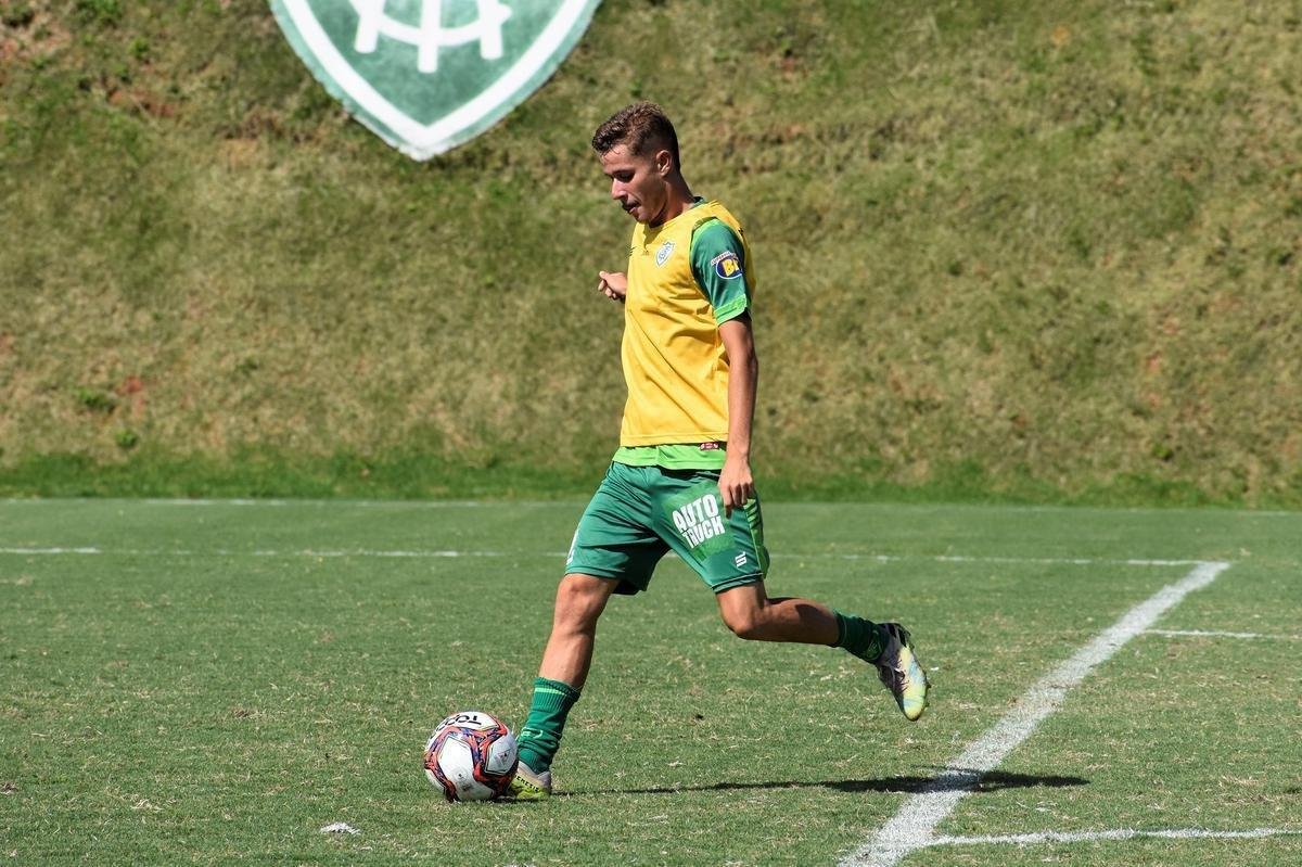 O Amrica segue com treinamentos intensivos voltados para a disputa do Campeonato Mineiro. No prximo sbado (27), o Coelho estreia no estadual diante do Boa Esporte, s 19h. A partida ser realizada no Independncia, em Belo Horizonte. A tendncia  que, neste primeiro compromisso, o tcnico Lisca utilize jogadores que tiveram menor minutagem na temporada 2020/21, alm de nomes promissores das categorias de base do clube.