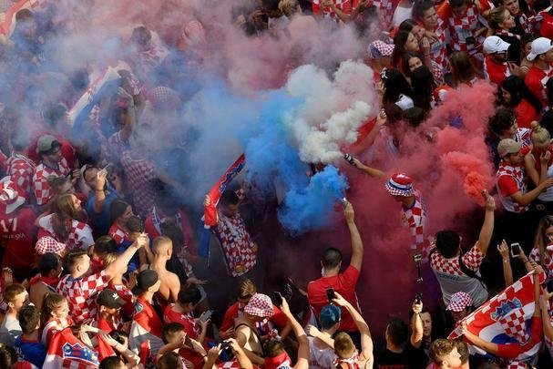Reaes da torcida croata em Zagreb depois da perda do ttulo da Copa do Mundo para a Frana