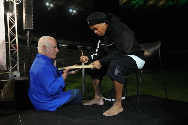 Ronaldinho Gacho lanou nesta tera-feira, no Mineiro, a exposio 'Fragmentos de um gacho', do artista Camaleo; astro ainda entrou para a Calada da Fama do estdio, em Belo Horizonte.