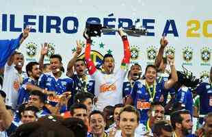 Mesmo com derrota para o Bahia, Cruzeiro fez festa e recebeu o trofu do Brasileiro